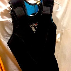 Henderson’s womans  wet suit medium scuba dive